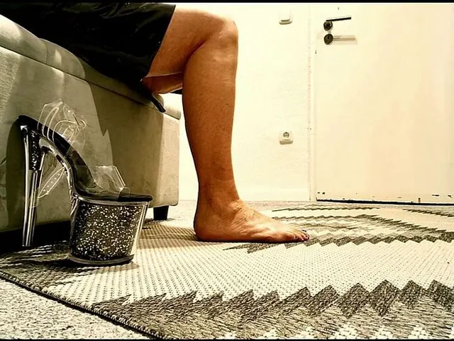 Der Clip ist ein Teil von Mega Plateau Heels mit 2 Videos ... (von der Seite)