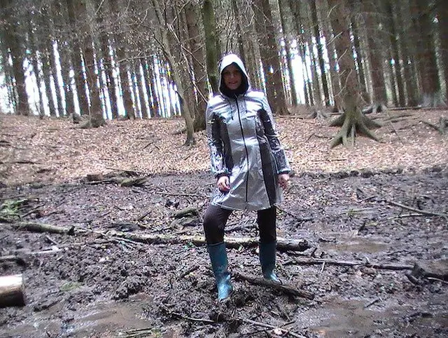 Regenmantel und Gummis im Wald