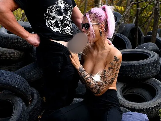 Eine tätowierte, sexy Frau lutscht meinen großen Schwanz in einer Reifenwerkstatt und bekommt Sperma