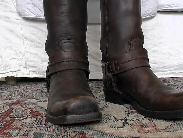 Wichsaufgabe des Tages: Spritze ab auf meine Biker Stiefel Teil 13