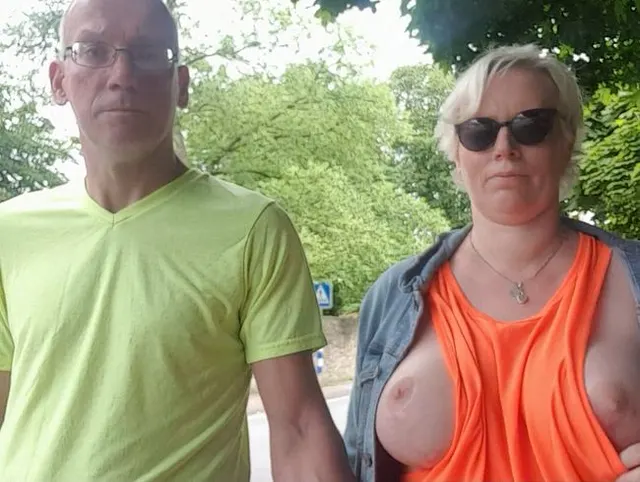 Outdoor öffentlich die Titten gezeigt und dann Indoor gefickt