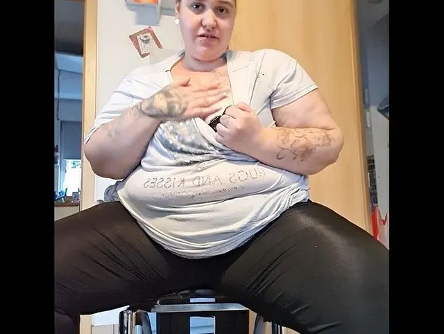 Selbstgefickt mit Küchenutensilien und Dirty Talk