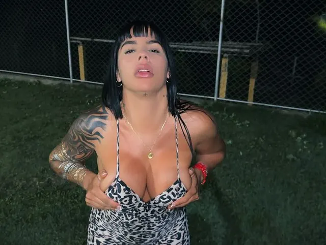 Amazonas-Mädchen, das Analsex auf dem Fußballplatz hat