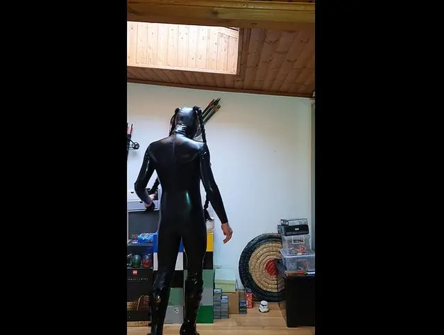 tv latexgirl mit langen schwarzen zöpfen wichst geil