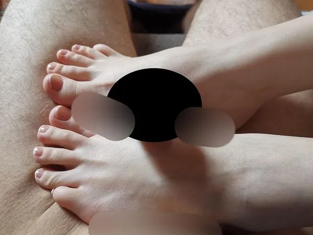 Heißer Footjob mit meinen süßen kleinen Füßen für meinen Nachhilfelehrer! *Cumshot* - Leyla Lovegood