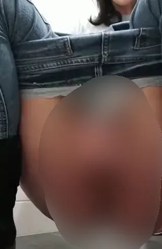 Heimlich in der Toilette gefingert