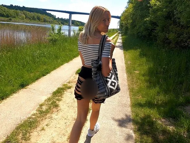 Sexy Publicwalk in geiler JeansHotPants