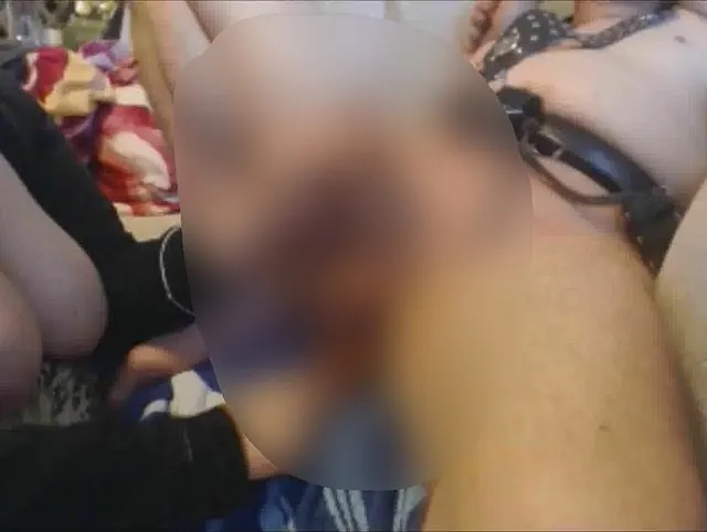 Sklave mit Dildo gefickt bis er spritzte