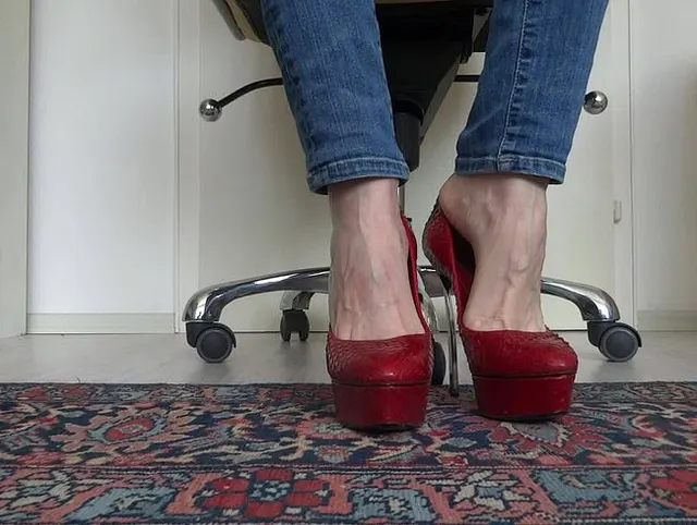Rote Plateau Designer High Heels mit extremen Metallabsätzen in Nahaufnahmen