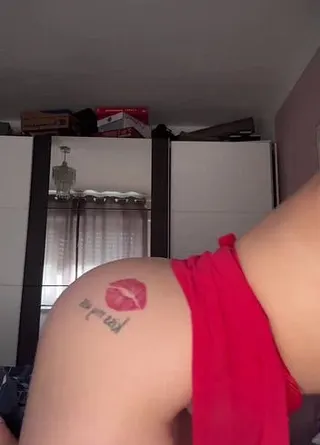 #Geiler Arsch mit Tattoo Meine Titten hoffe dir gefällt das was du hier siehst
