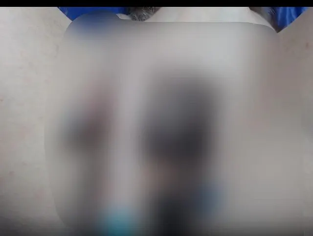 Zwei Finger tief in der haarigen Muschi und machte sie nass und cremig. Fingernägel in blauer Farbe poliert