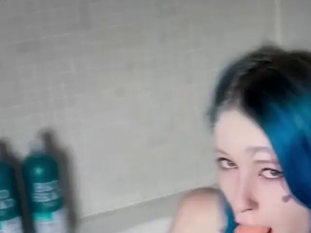 Heißer Badewannen Spass mit meinem Dildo ?