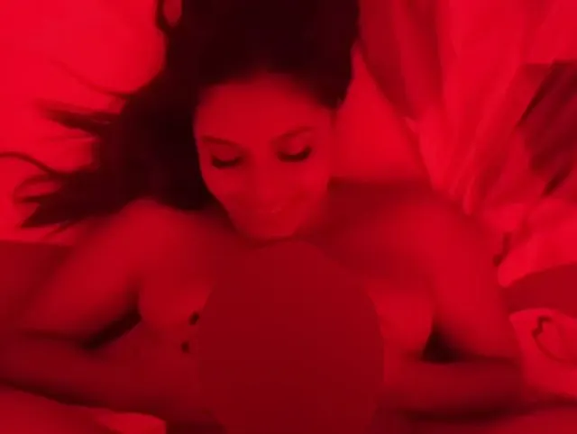 Latina Es macht mich titjob im Zimmer rot