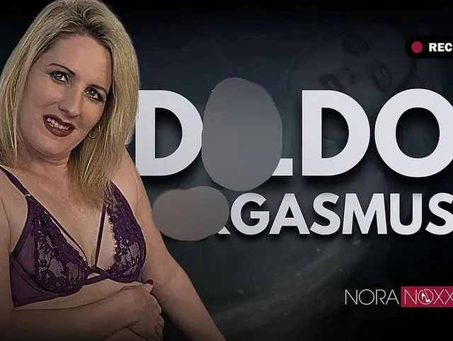 Geiler Orgasmus mit Dildo in lila Spitzendessous