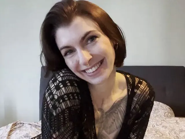 Tätowiertes Babe aus Deutschland zeigt ihren prächtigen Körper