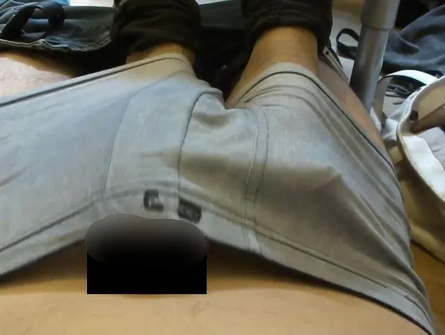 Erst hat sie meinen Schwanz mit ihren bestrumpften Füßen unter der Hotpant massiert...