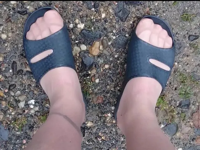 Badelatschen im Auto ** Nylon Feet **