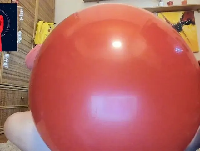 Nicolettas Leidenschaft für das Ballonsammeln, großer roter Ballon