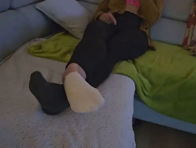 Kumpel steht auf Socken.. Okay ich gebe ihn einen Sockjob und lutsch seinen Schwanz!