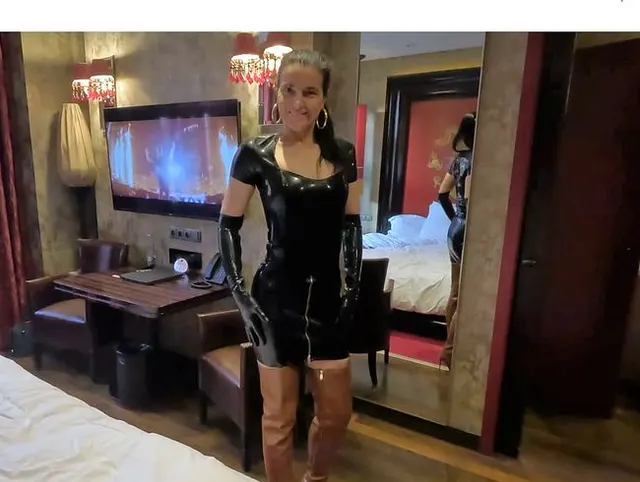 Sieh mir zu, wie ich mich in Latex und Stiefeln verkleide, und ich habe den Analplug nicht vergessen