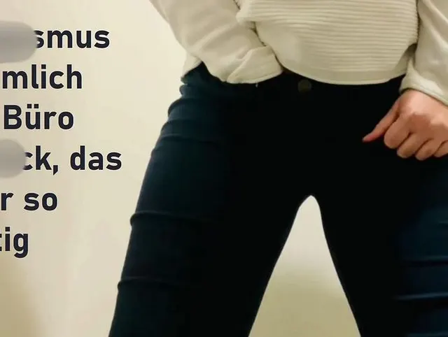 Spontane Masturbation im Büro - hatte es so dringend nötig - erster Orgasmus im Stehen
