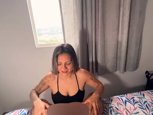 Eine kolumbianische MILF wird von einer Sexmaschine erzeugt, genau wie diese hier.