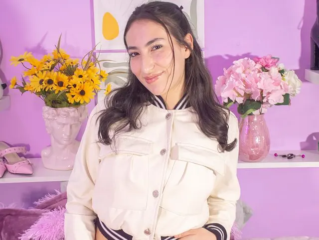 Lina Monsalve spielt mit ihrer weißen Lederjacke!!!!