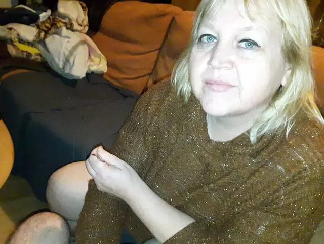 Ihm die Schamhaare geschnitten