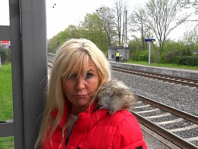 Gesichtsbesamung am Bahnsteig