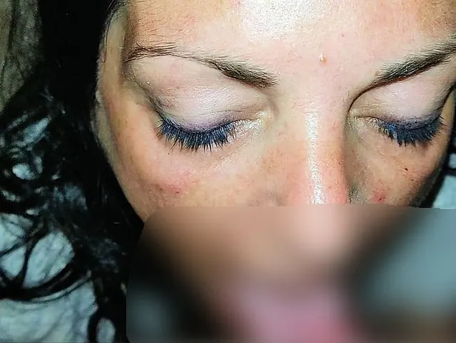Lass dein Höschen fallen und lutsche meinen fetten Schwanz