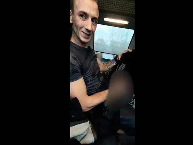 Nick holt im Zug seinen Schwanz raus