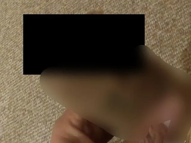 Ein weiteres Mal ungeniert in den getragenen und kaputten Nylons masturbiert....