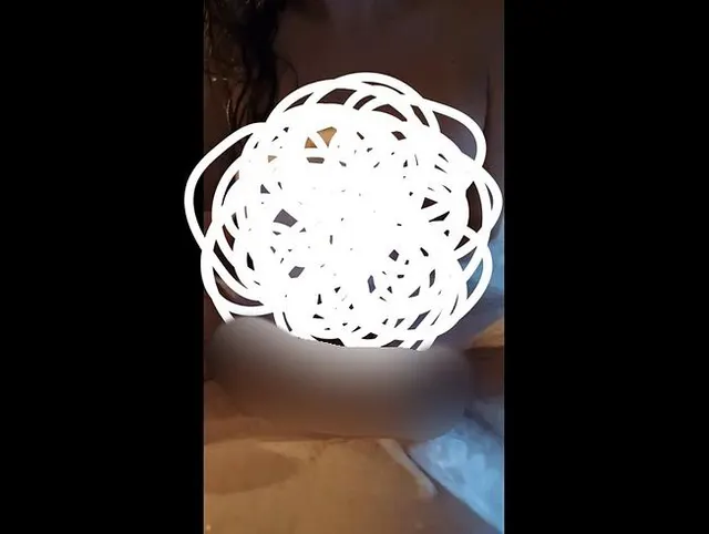 Geil abgewichst mit einem Handjob direkt im Whirlpool