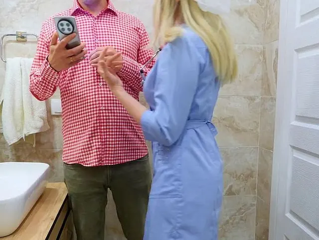 Geile Ärztin beim Masturbieren im Krankenhausbad erwischt – wird am Ende gefickt und bekommt eine Prostatamassage