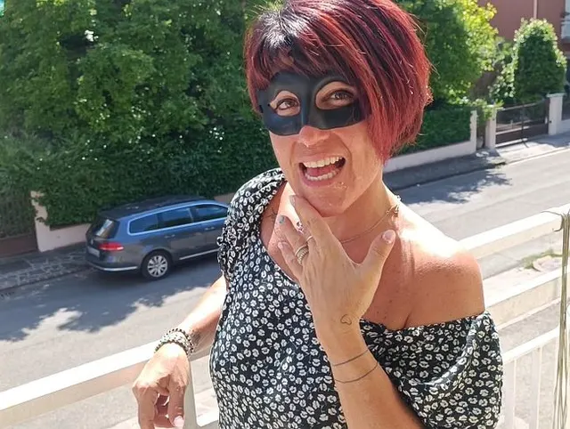 Großartige Gesichtsspritzer und Spermaspiele auf Titten, Nippeln, Mund und dann auf den Balkon gehen, komplett mit Sperma bedeckt!