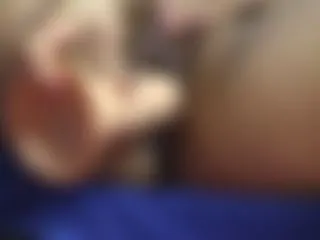 Schmatzende Thaimuschi mit Saugdildo