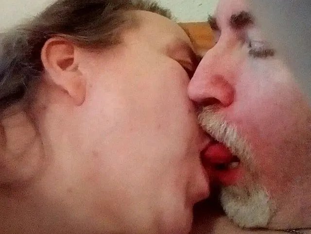 Jen und John küssen sich in Nahaufnahme