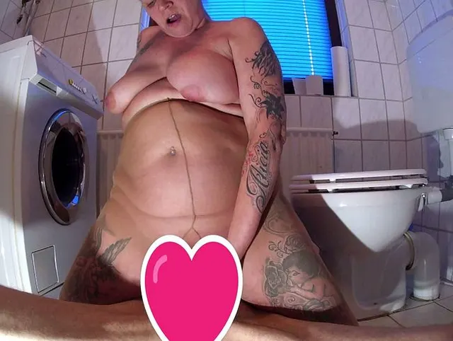 Meine Nylon Möse anpissen.......
