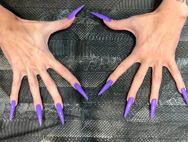 Neue längere Form und neue lila Farbe, Krallen, lange flexible Finger breite Handflächen, cremefarbene Hände, Schmuck