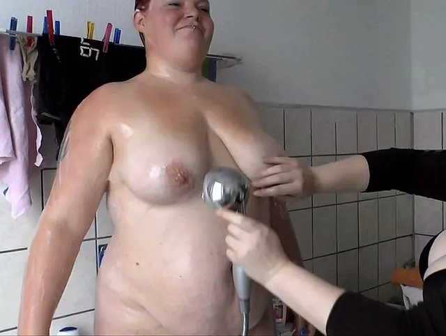 Ich wasche meine dicke Freundin 2
