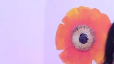 Heiße Ladyboy mit großen Titten und einem großen Schwanz fickt ihre Freundin