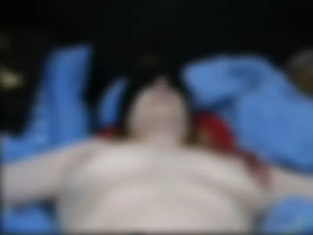 Gefesselt am Bett lasse ich es mit mir machen