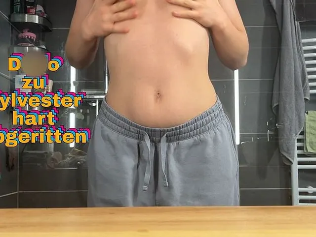 Dildo zu Sylvester hart abgeritten