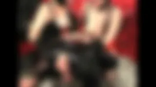 perverse Latexladys vergnügen sich mit Jungsklaven