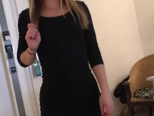 Zoey gibt heißen Blowjob im Hotelzimmer
