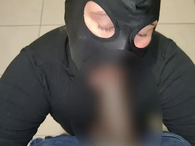 Blondes, vollbusiges Mädchen lutscht mir im Badezimmer des Einkaufszentrums den Schwanz