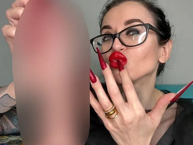 ROTE scharfe Lange Nägel, scharfe Stilettos, lange Finger, HEISSE Handjobs mit Spucke