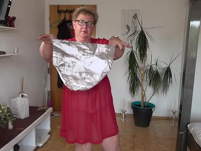 Mit dem Schlüpfer feucht gewischt (Video)