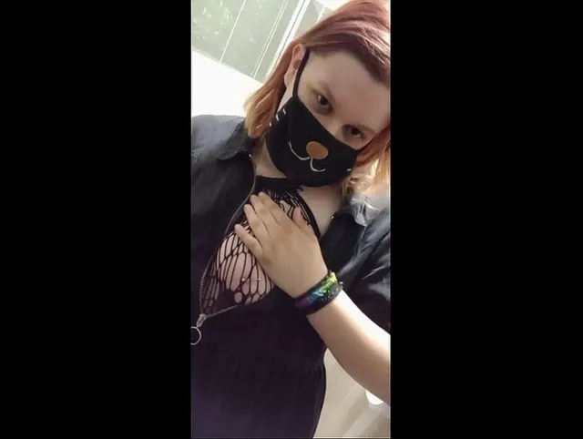 Ich masturbiere auf einer öffentlichen Toilette