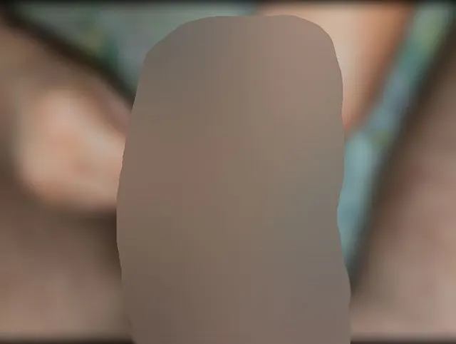 Stiefmutter gibt Handjob mit Kondom